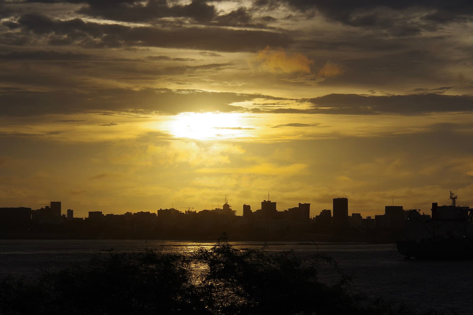 Skyline de Dakar au coucher de soleil, vue depuis l'île de Gorée